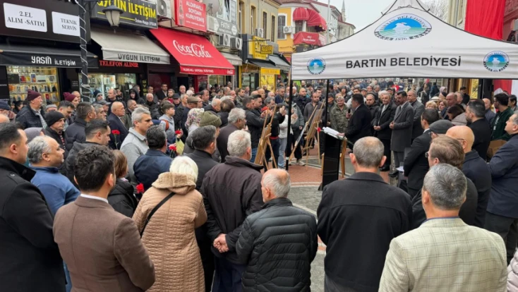 Bartın Belediyesi Deprem Şehitlerini Dualar ve Karanfillerle Andı