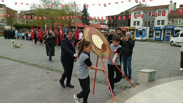 Eğitim camiası Atatürk Anıtına çelenk sundu