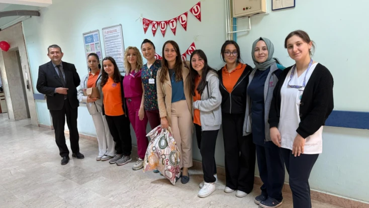 Hastanedeki çocuklar unutulmadı