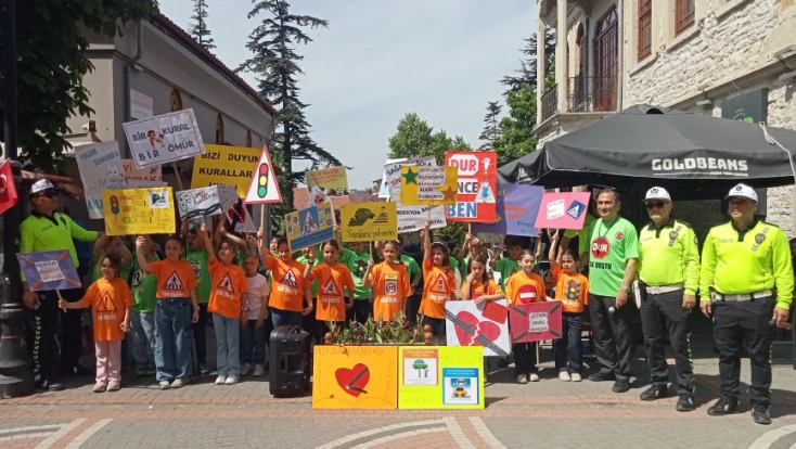 İstiklal İlkokulu öğrencilerinden Trafik Haftası’nda renkli kutlama