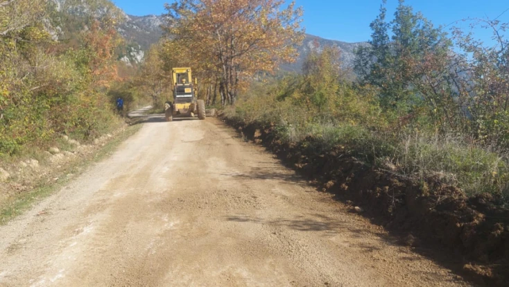 Köy yollarında hummalı çalışma