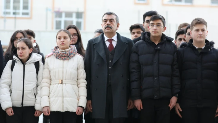 Öğrenciler Deprem Şehitleri İçin Saygı Duruşunda Bulundu