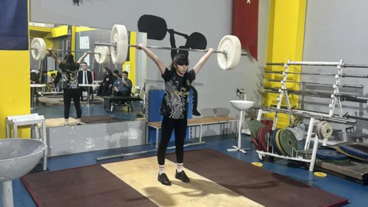 Okul Sporları Halter Müsabakalarında Güç Gösterisi