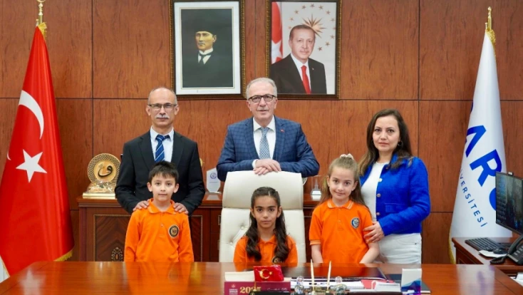 Rektör Uzun koltuğu gençlere devretti