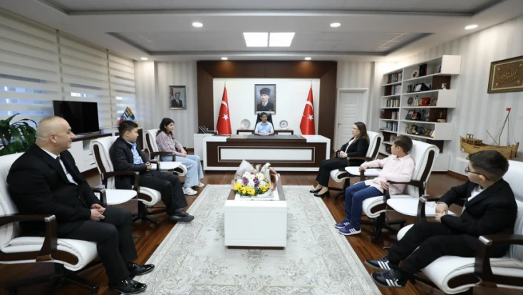 Vali Arslan ve Başkan Yalçınkaya koltuklarını gençlere devretti