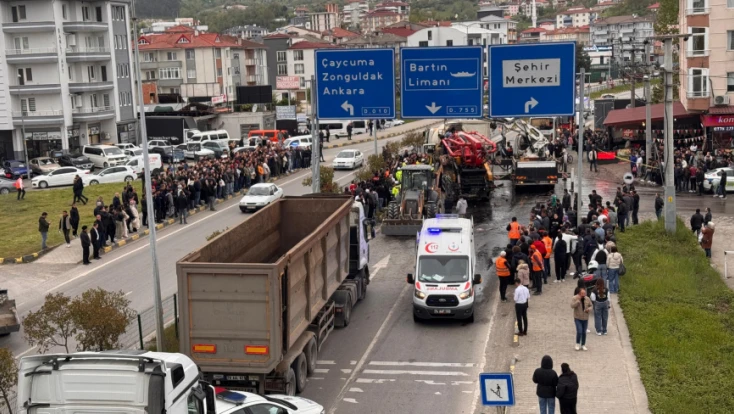 Valilik kavşağında zincirleme kaza
