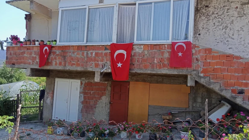 Bartın'da evler ay yıldızla donatıldı