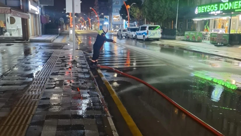 Belediye Ekiplerinden Kent Genelinde Yıkama Çalışması