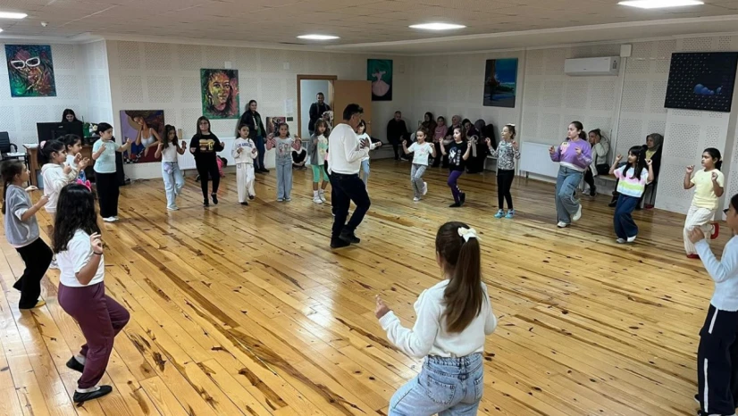 Çocuk Halk Dansları Ekibi Sahneye Hazırlanıyor