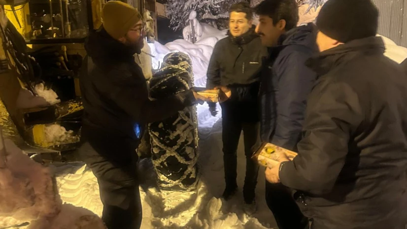 Kar Mesaisi Yapan Ekiplere Helva İkramı