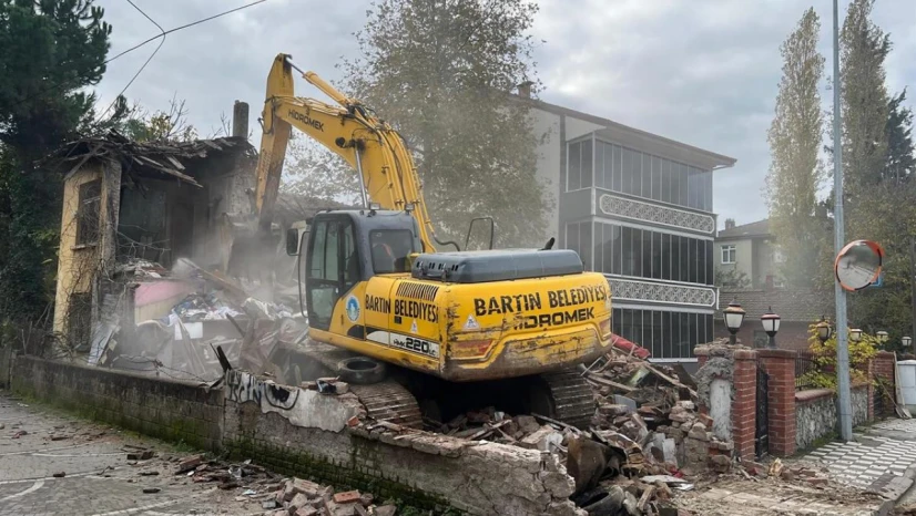 Kavaklı Caddesi'ndeki Metruk Bina Yıkıldı