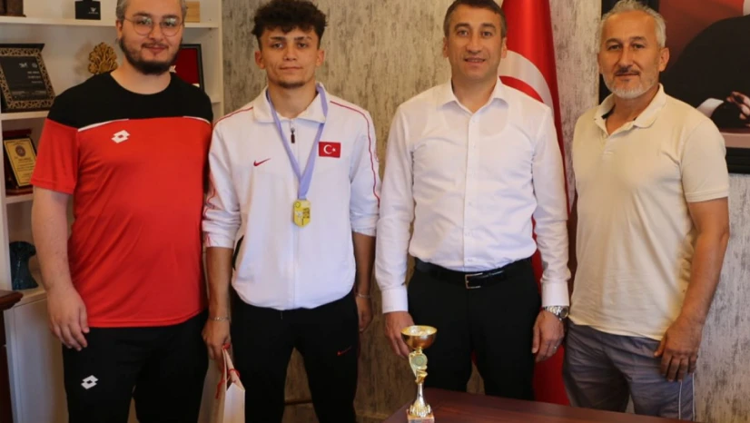 Şampiyon Karateciden Akkaş'a ziyaret