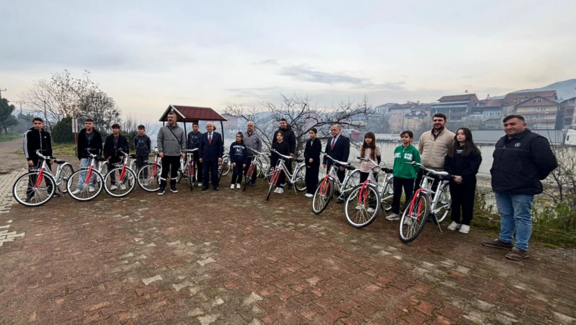 Şampiyon Öğrencilere Başkan Karaman'dan Bisiklet