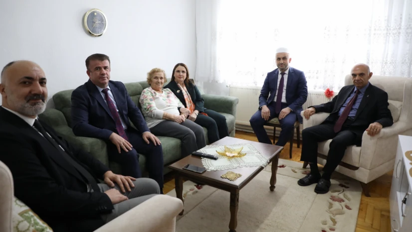 Vali Arslan'dan Şehit Ailesine Öğretmenler Günü Ziyareti