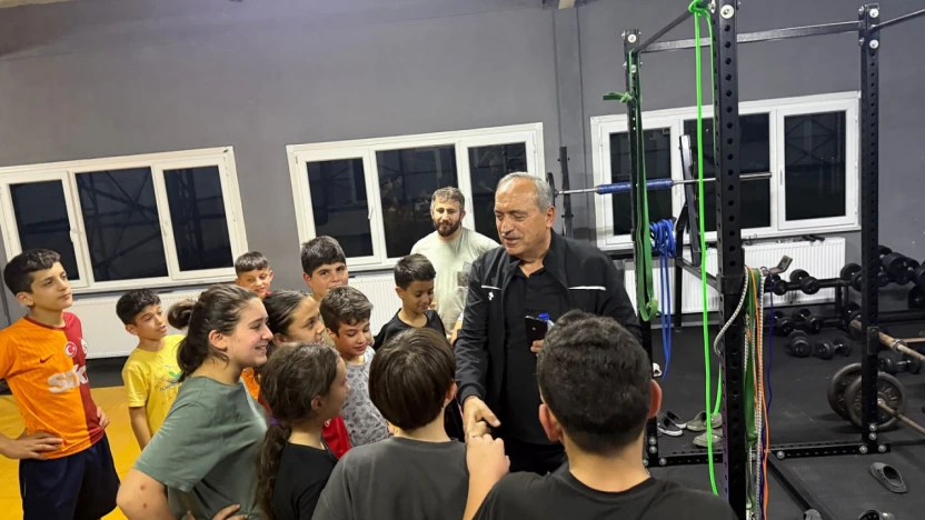 Başkan Uzun'dan Minik Pehlivanlara Ziyaret