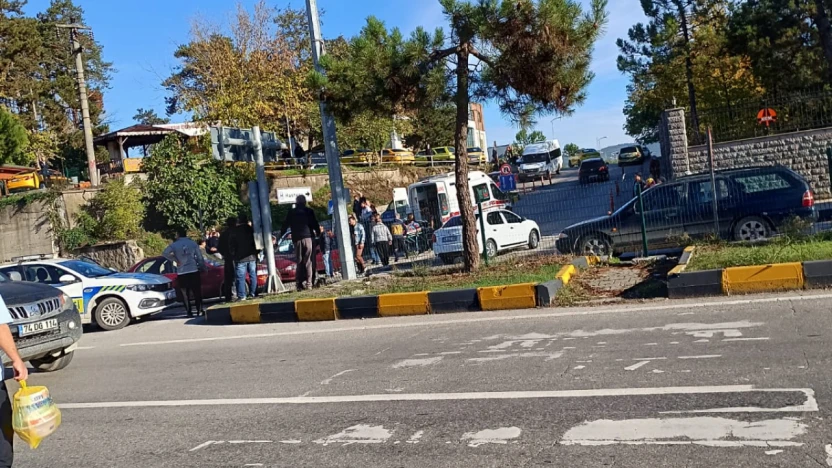 Devlet Hastanesi Girişinde Kaza: 2 Yaralı