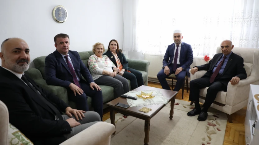 Vali Arslan'dan Şehit Ailesine Öğretmenler Günü Ziyareti