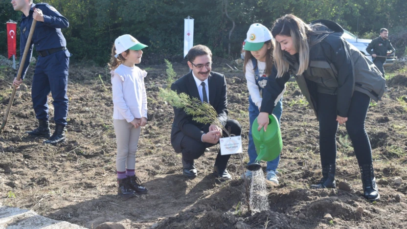 Vatandaşlar ve Öğrenciler Gelecek İçin Fidan Dikti