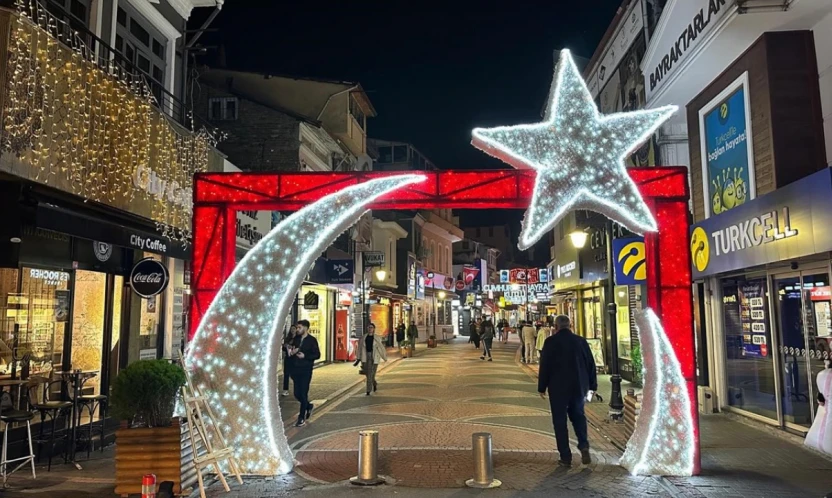 Bartın Sokakları Kırmızı-Beyaz Renklerle Donatıldı