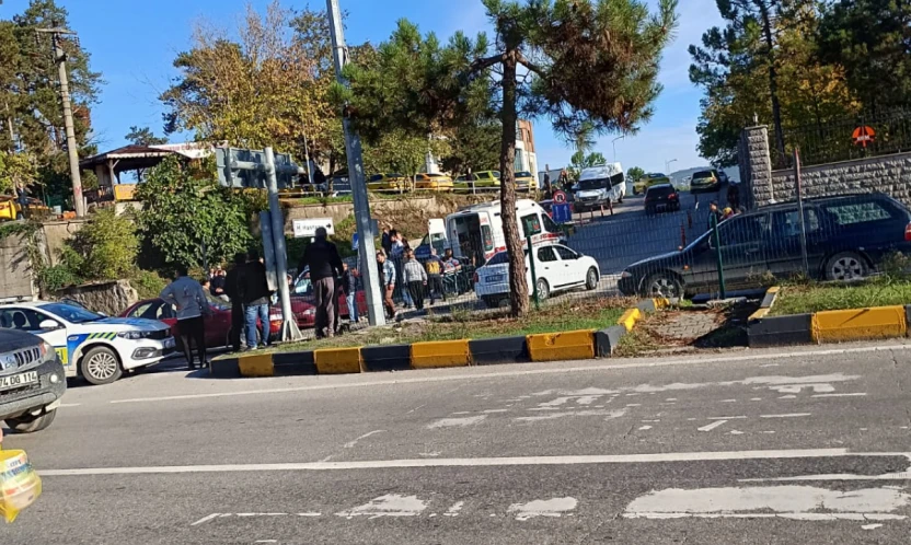 Devlet Hastanesi Girişinde Kaza: 2 Yaralı