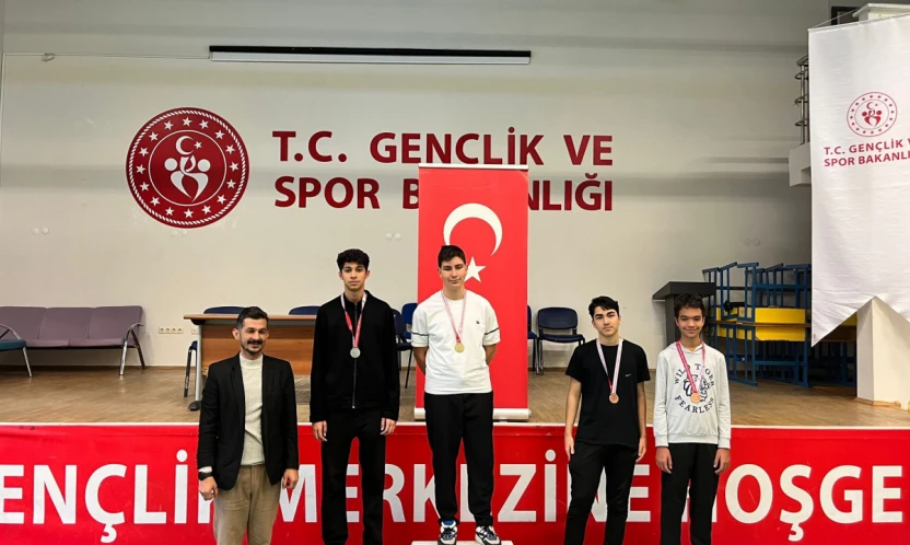 Genç Sporcular Atatürk'ü Satrançla Andı