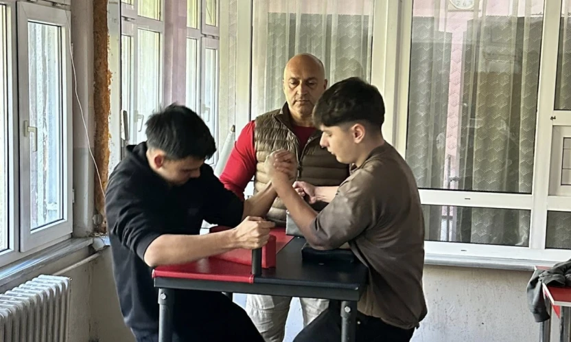 Genç Sporcular Bilek Gücünü Gösterdi