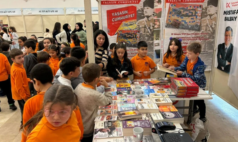 Kitap Fuarı'nda Bugün Söyleşi ve Tiyatro Etkinlikleri Var