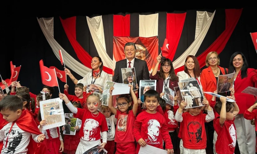 Minik Öğrencilerden Cumhuriyet Gösterisi