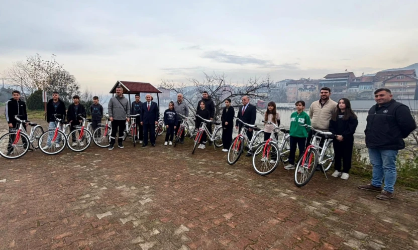 Şampiyon Öğrencilere Başkan Karaman'dan Bisiklet