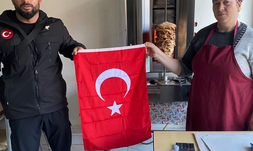 Ulus'ta Zabıta Ekiplerinden Esnafa Bayrak Dağıtımı