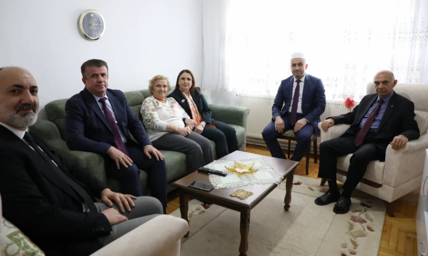 Vali Arslan'dan Şehit Ailesine Öğretmenler Günü Ziyareti